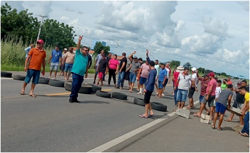 Manifestantes bloqueiam BR-230 e pedem fechamento das comportas do Açude Engenheiro Ávidos
