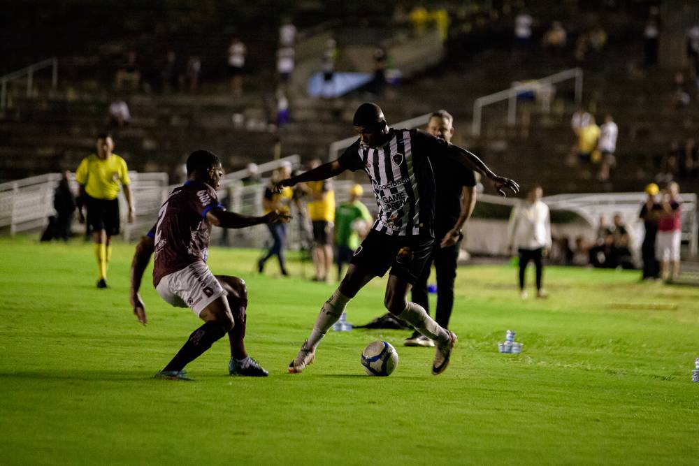 Botafogo e Caxias ficam no empate em 1 a 1 no Almeidão