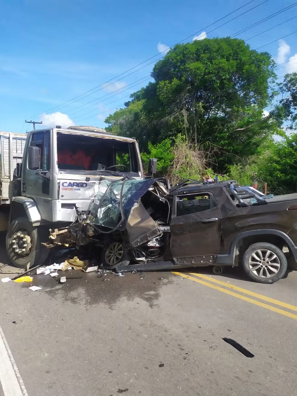 Suspeitos de assalto a oficial da Marinha morrem após colisão entre carro e caminhão na Grande JP