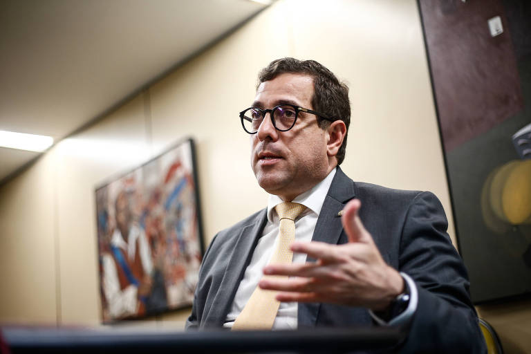Gervásio Maia demonstra insatisfação após entrega do comando do PSB e pede retirada de seu nome da direção do partido