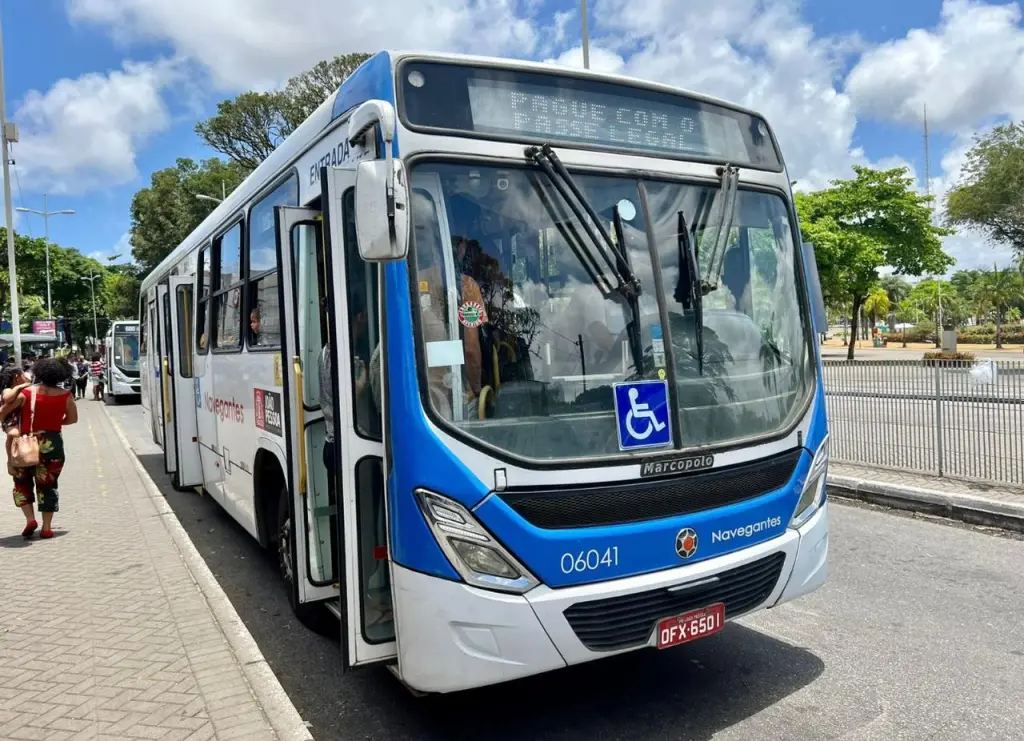 Motorista de ônibus é esfaqueado após impedir passageiro de pular catraca em João Pessoa