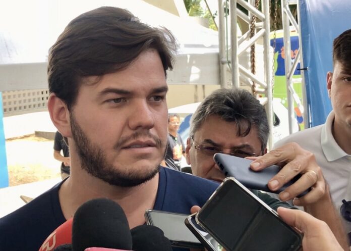 O apoio de Bruno virou uma espécie de feitiço ao contrário em Campina Grande — quanto mais ele abraça, mais o candidato escorrega; por Fabiano Gomes