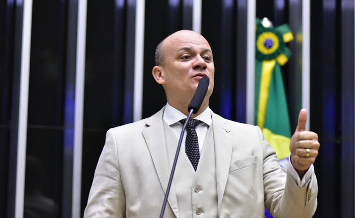 Ao criticar isenção de IR, Cabo Gilberto reclama do preço de iPhone