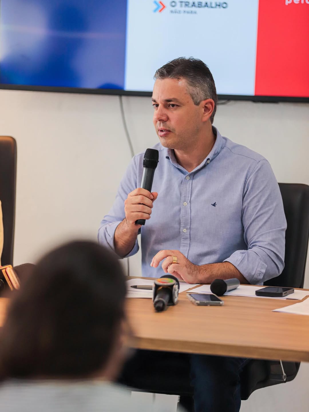 Prefeito André Coutinho antecipa salários de setembro e 75% do 13º para servidores de Cabedelo
