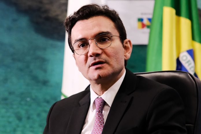 Após rompimento do União Brasil com o Governo Federal, Celso Sabino entrega carta de demissão a Lula e se despede do Ministério do Turismo