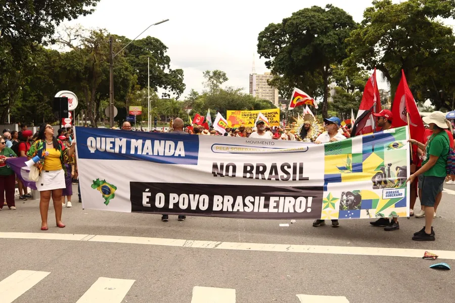 PRESSÃO NAS RUAS: Manifestantes protestam neste domingo contra a “PEC da Blindagem”, que dificulta a punição de políticos