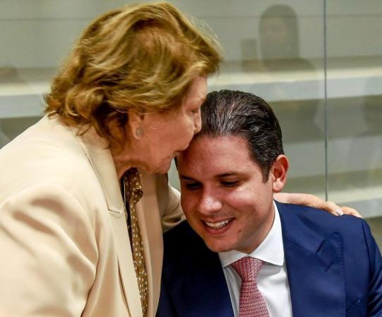 Avó de Hugo Motta evita comentar sobre PEC da Blindagem colocada em pauta pelo neto