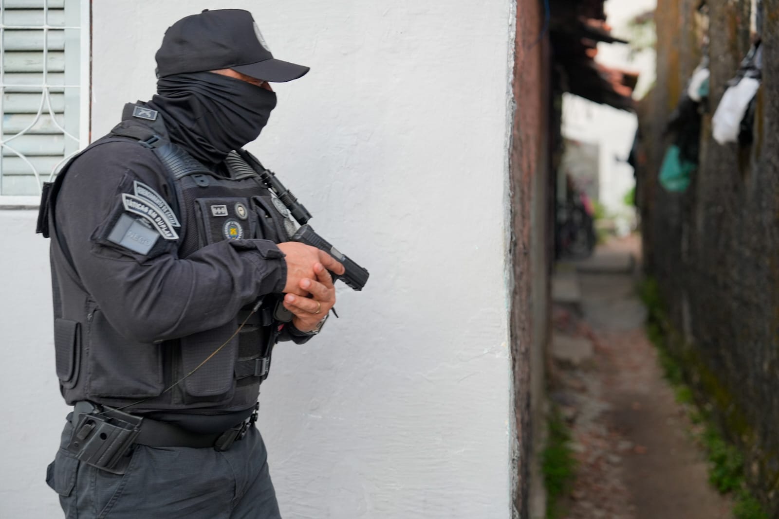 Tiroteio em Cabedelo deixa policial civil baleado durante Operação contra o Comando Vermelho