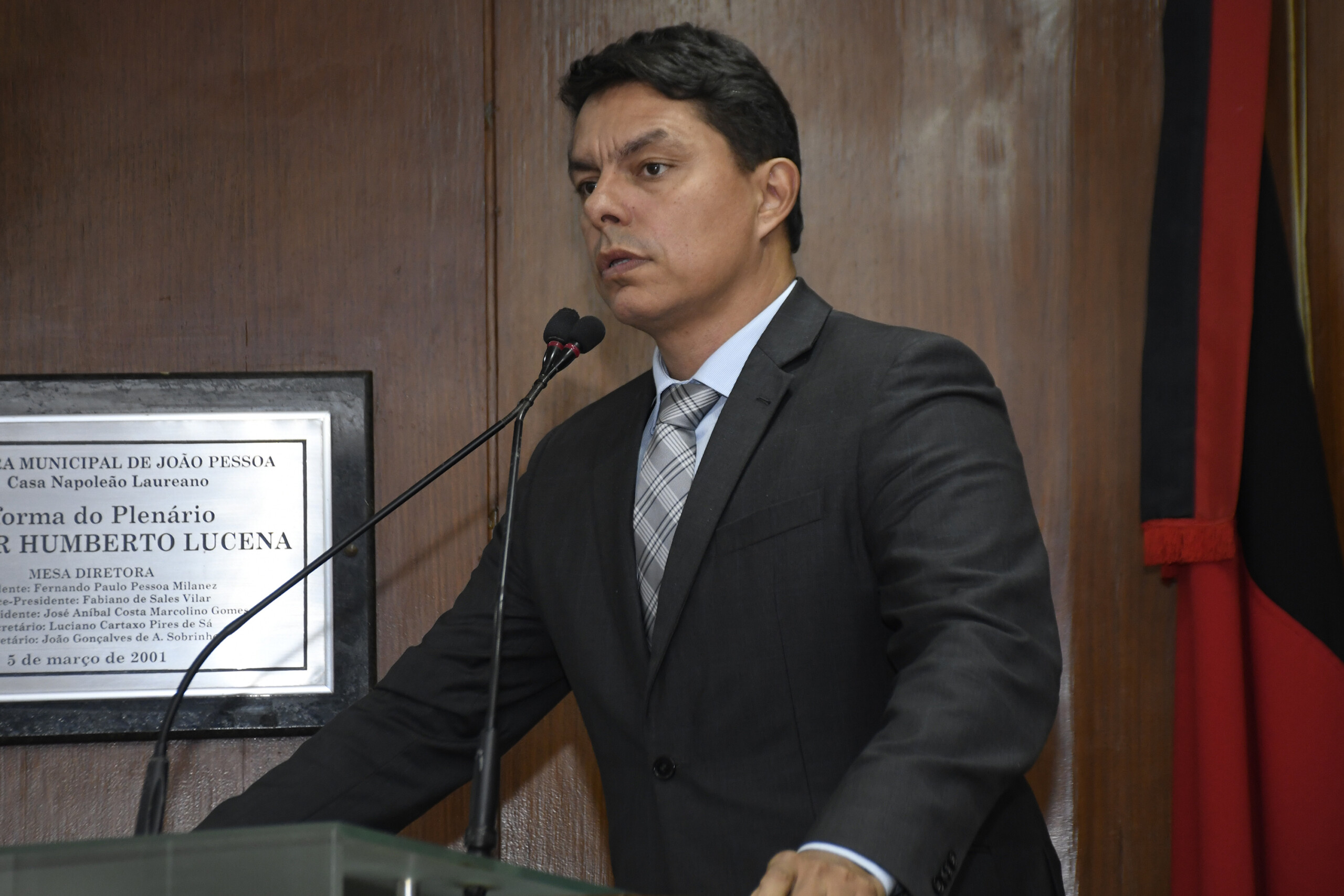 Cinco dos sete membros da CPI dos Combustíveis pedem a saída de Raoni Mendes da presidência; vereador rejeita deixar posto