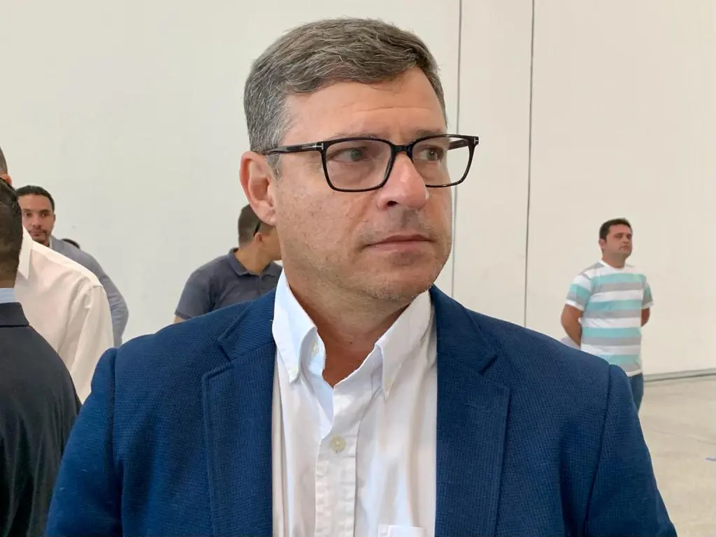 Vitor Hugo defende bom senso na Lei do Gabarito e propõe compensações ambientais para construtoras