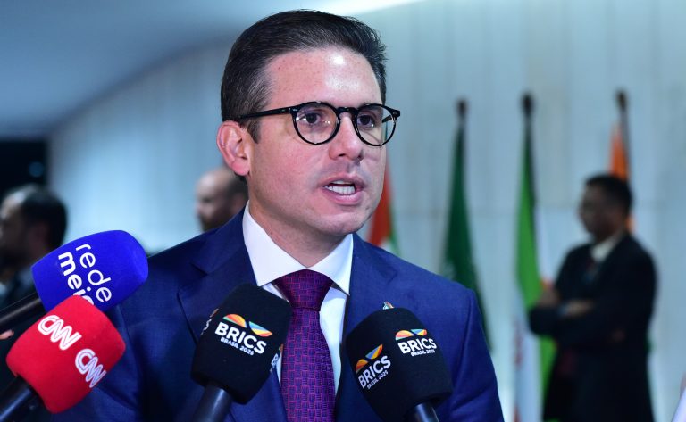 Hugo Motta autoriza gasto de quase R$ 5 milhões com consultoria da FGV para melhorar imagem da Câmara