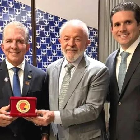 Mídia nacional revela que afagos de Hugo Motta a Lula expõem jogo de conveniência para tentar eleger o pai ao Senado
