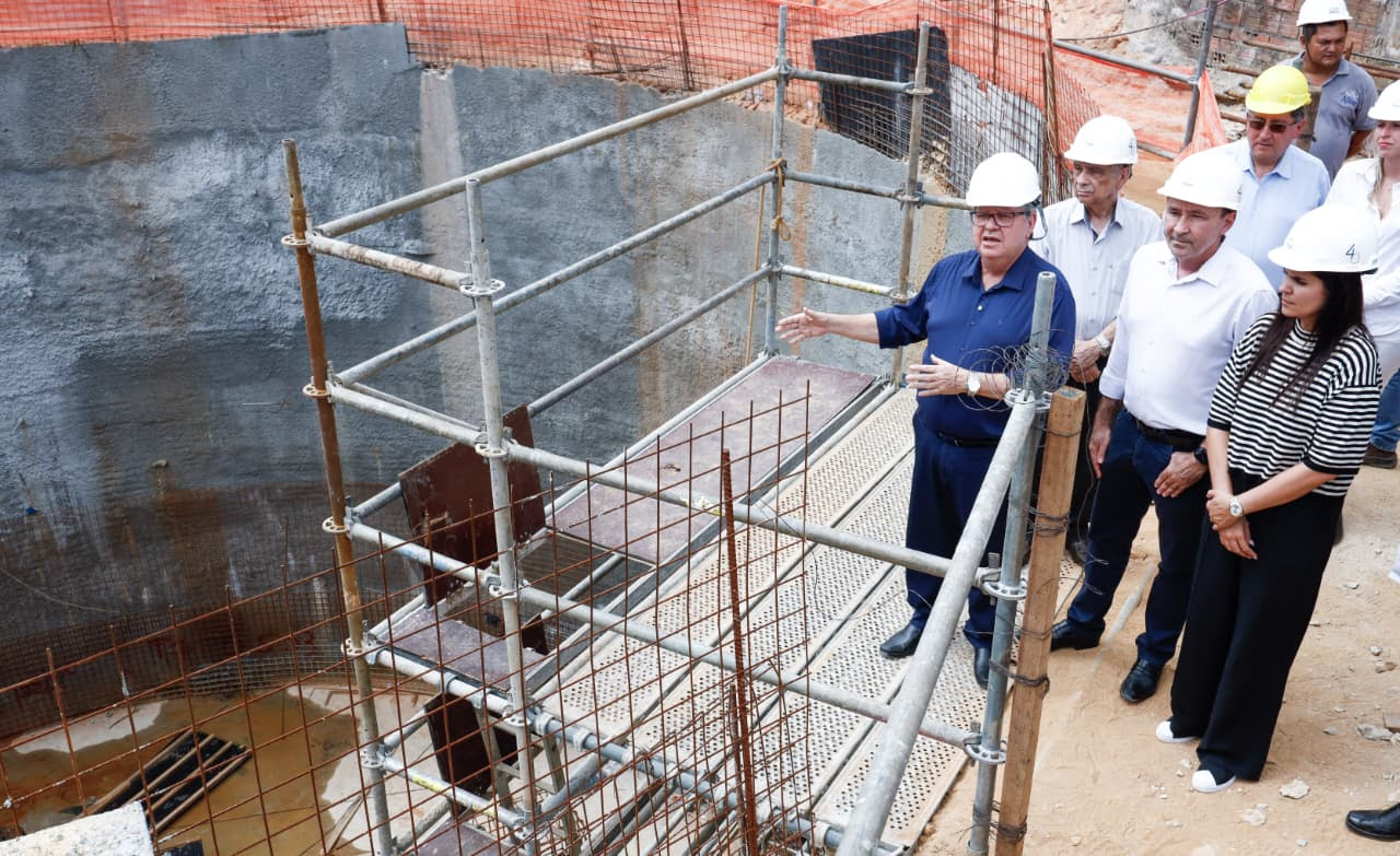 João Azevêdo inspeciona obras de nova estação elevatória de esgotamento sanitário em João Pessoa