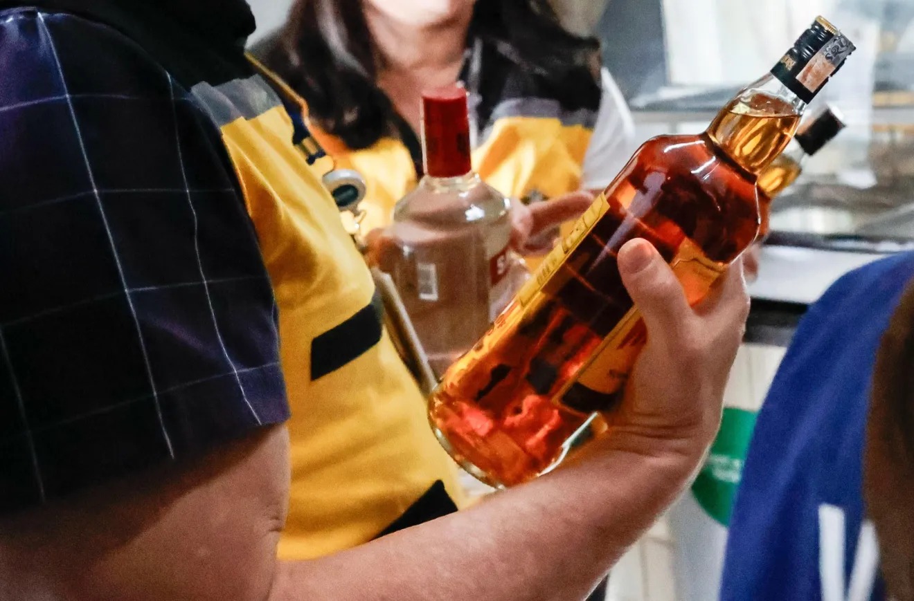 Operação contra bebidas adulteradas mobiliza fiscalização em Bayeux: risco de metanol alarma população