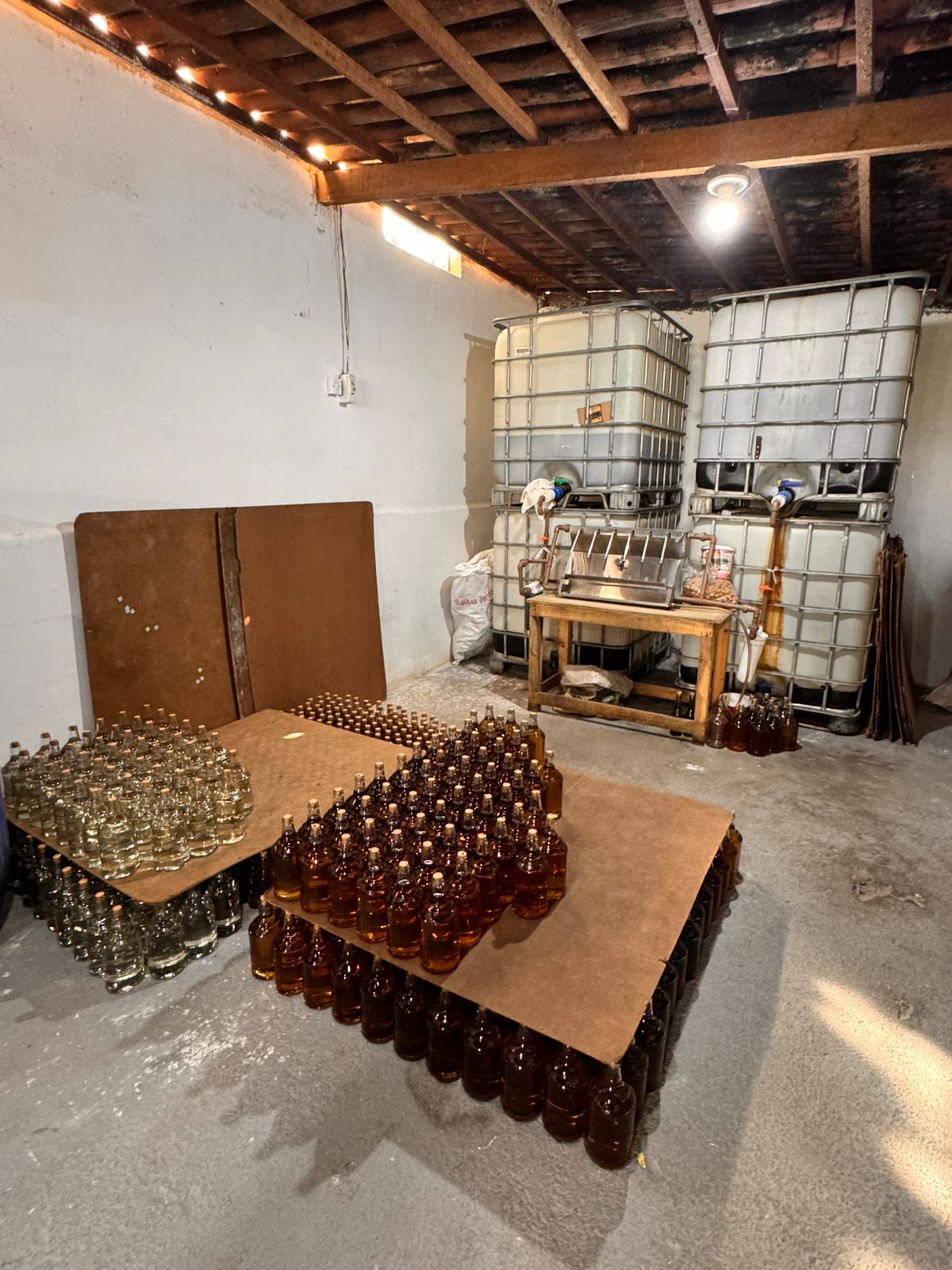 Mais um depósito de bebidas ilegais é fechado na Paraíba e dono é preso após apreensão de 4 mil garrafas