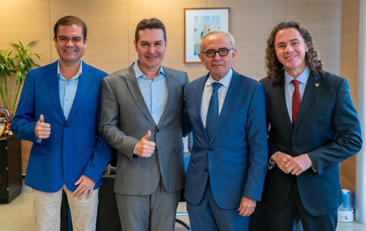 Cícero Lucena se reúne com ministro das Cidades e cobra liberação de recursos para mobilidade e habitação de João Pessoa