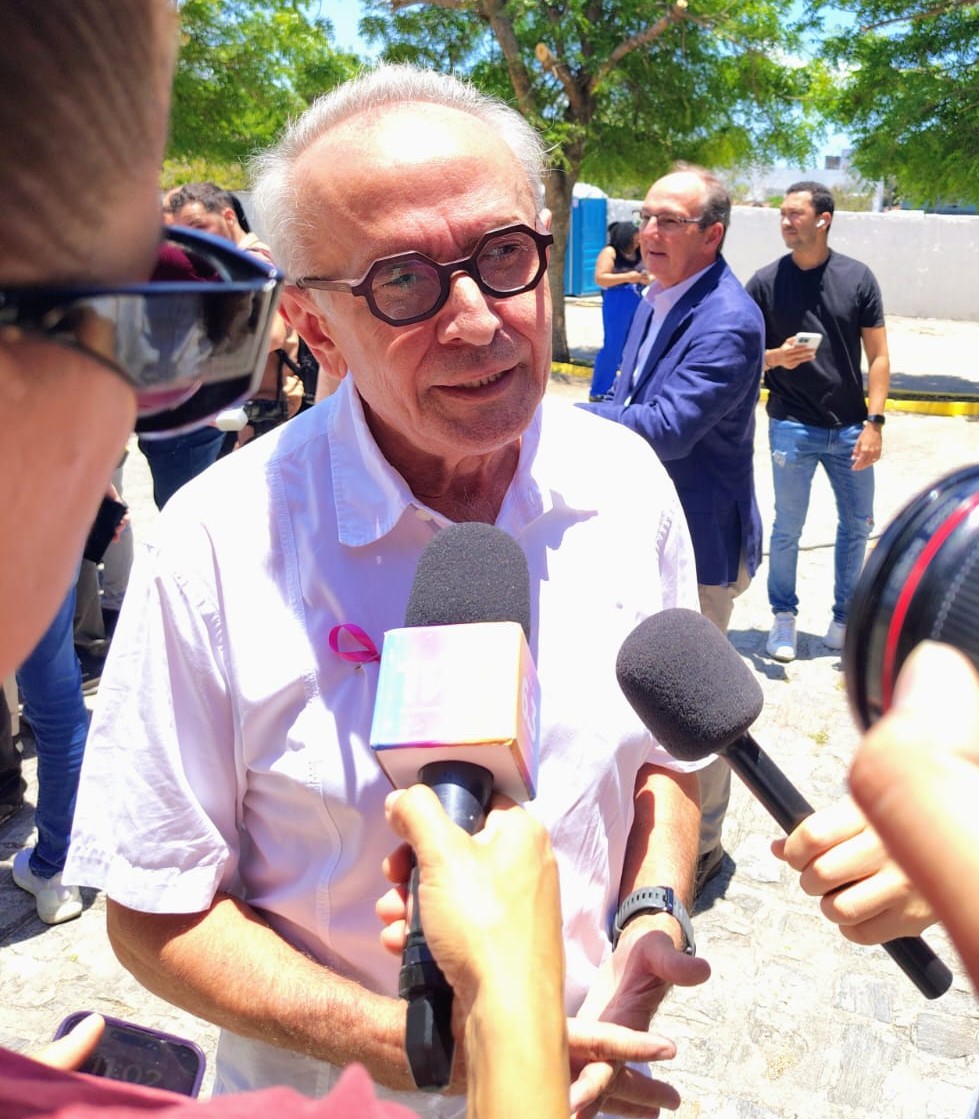 Cícero Lucena provoca jornalistas ao falar de filiação ao MDB: “Se for, talvez dia 15 às 15 horas”