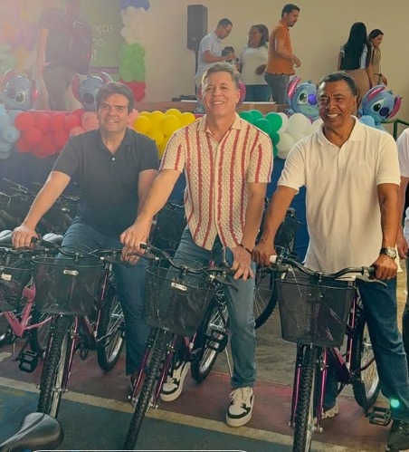 Deputado Eduardo Carneiro celebra o Dia das Crianças entregando 400 bicicletas a estudantes da rede de municipal de Riachão