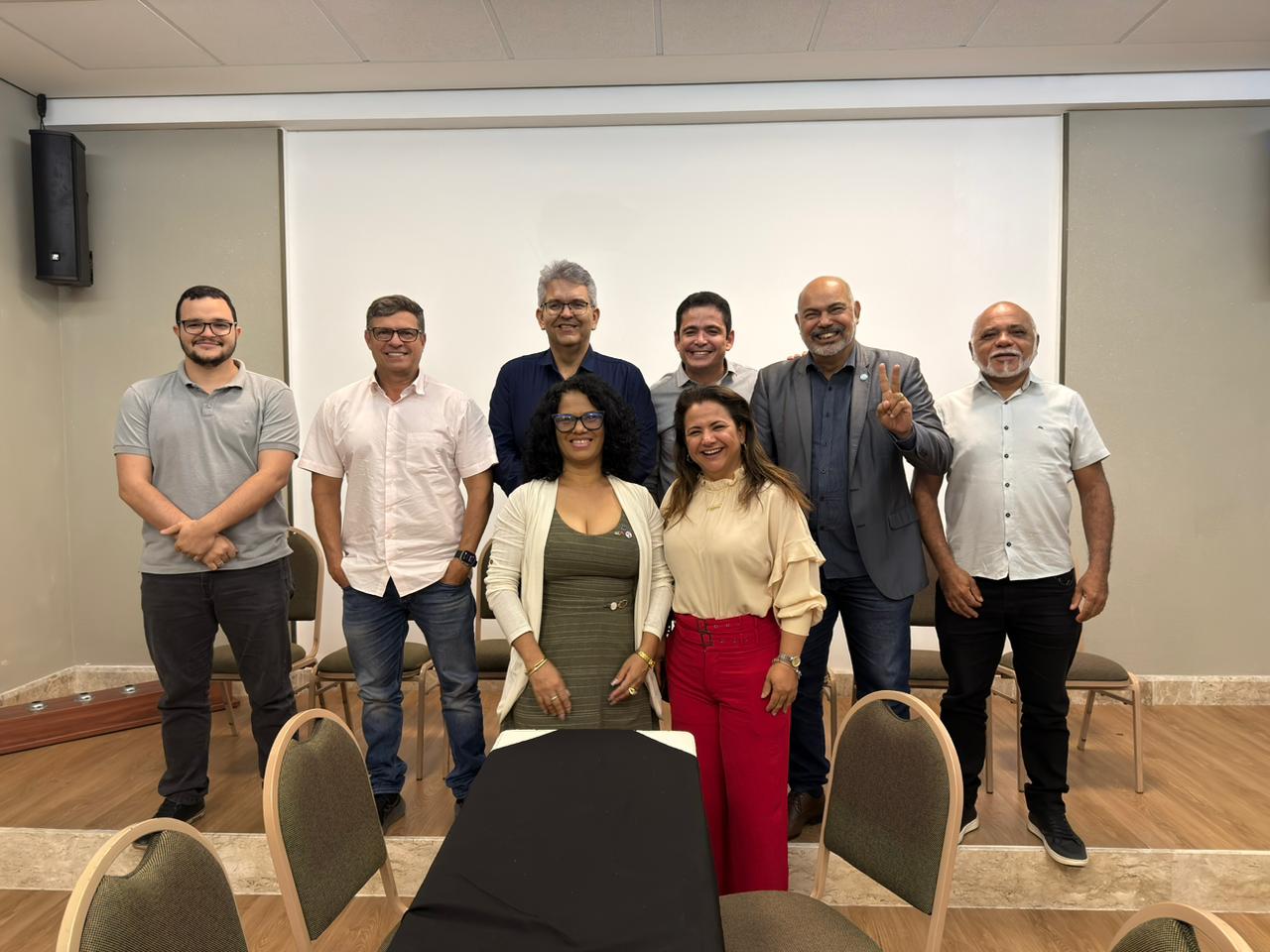 Estratégia eleitoral: bloco reúne sete partidos para articulação com vistas às eleições de 2026