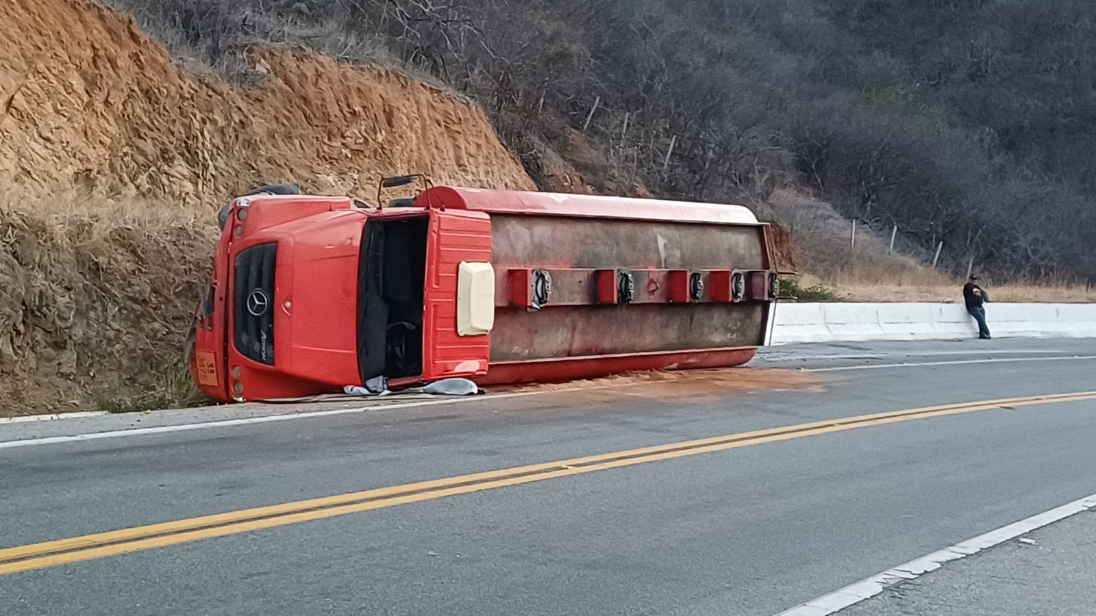 Caminhão-tanque tomba na Serra de Santa Luzia e provoca vazamento de combustível na BR-230