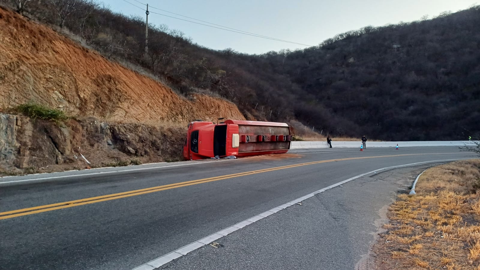 Serra de Santa Luzia é totalmente interditada após acidente com caminhão-tanque e derramamento de combustível