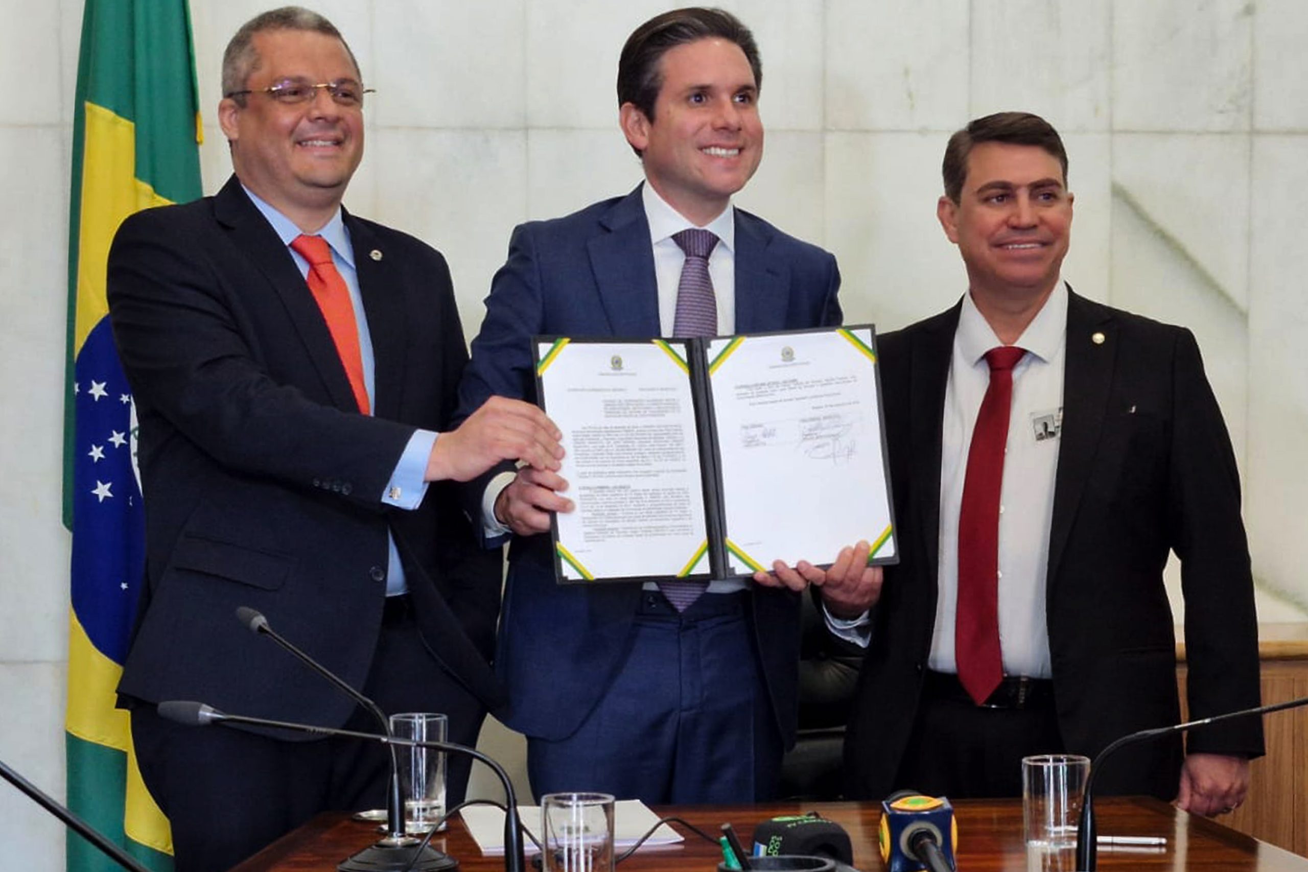 Hugo Motta e DinhoDowsley assinam criação da Rede Legislativa Metropolitana em Brasília