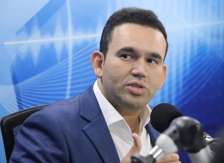 Jhony Bezerra sai em defesa de Deusdete Queiroga e diz que governador tem “todo direito” de indicar nome ao TCE-PB
