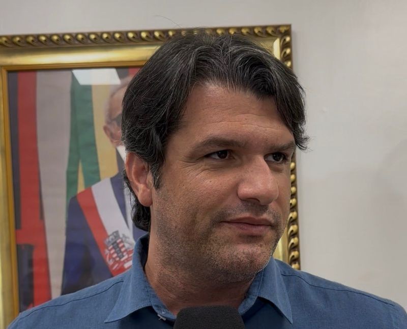 Leo Bezerra descarta deixar o PSB e responde sobre entrega de cargos: “Quem não se sente confortável, que siga seu caminho”