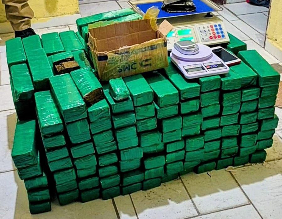PM estoura esconderijo e apreende 150 Kg de maconha em Mandacaru; suspeito é preso em flagrante