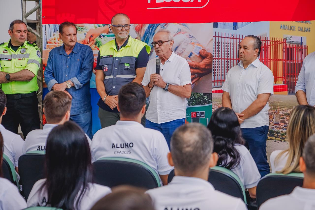 Cícero Lucena inicia formação de 52 novos agentes de mobilidade e anuncia auxílio para categoria