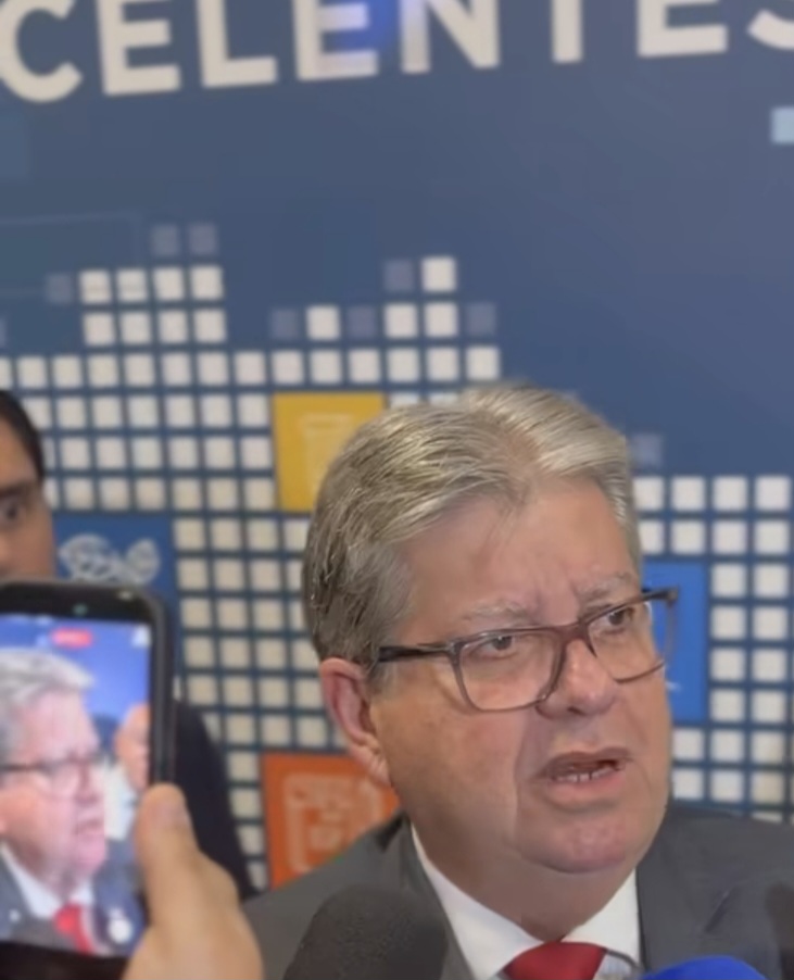 João Azevêdo ironiza declaração de apoio de Cícero Lucena para 2026: “Deveria votar na chapa inteira”