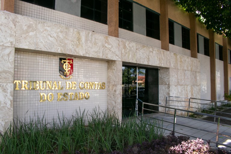 TCE-PB aprova contas de seis municípios e alerta sobre uso indevido de servidores temporários