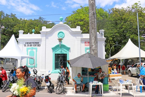 Emoção e fé marcam homenagens nos cemitérios de João Pessoa neste Dia de Finados