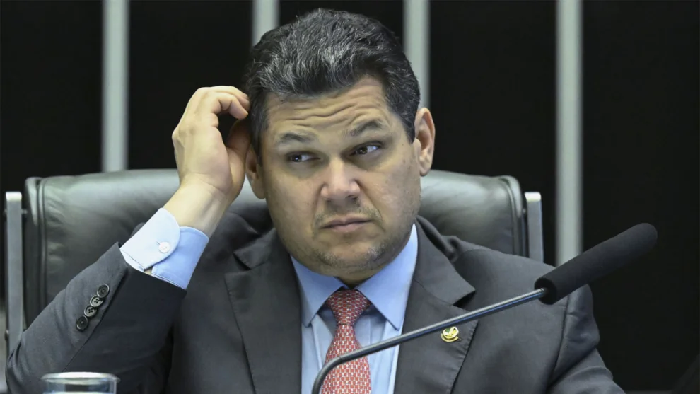 Alcolumbre dá sinal verde e Senado adia revisão da Lei do Impeachment para  2026