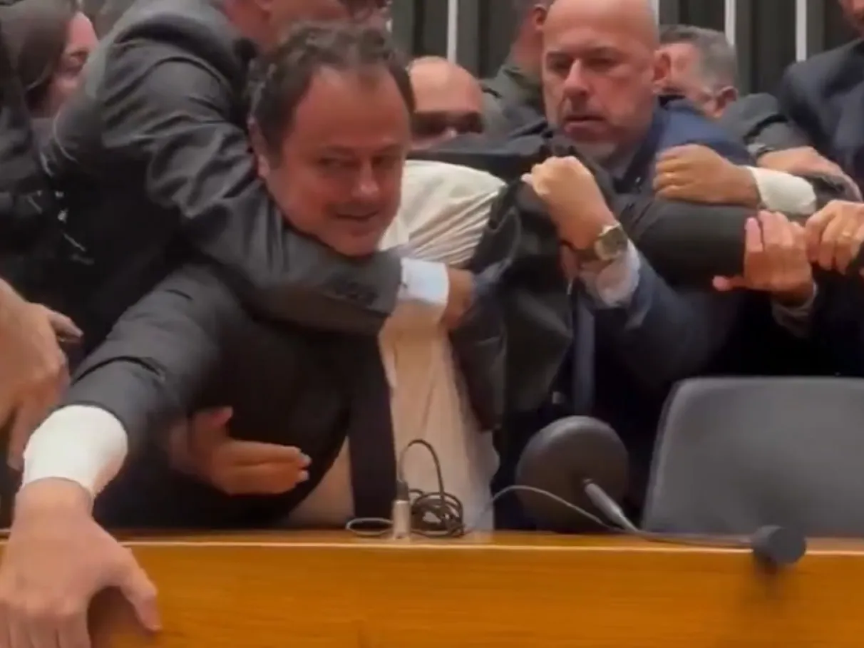 VEJA VÍDEO] “Glauber Fica”: artistas lançam campanha contra cassação de  Glauber Braga