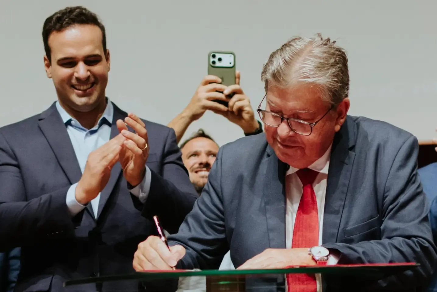 João Azevêdo renuncia e transmite cargo de governador da Paraíba a ...