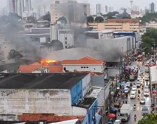 Incêndio de grandes proporções destrói lojas e parte do teto do Centro Comercial de Passagem, em João Pessoa