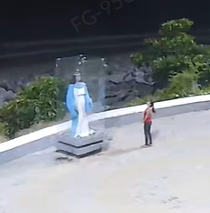Imagens mostram mulher jogando pedras contra vidro da estátua de Iemanjá em João Pessoa