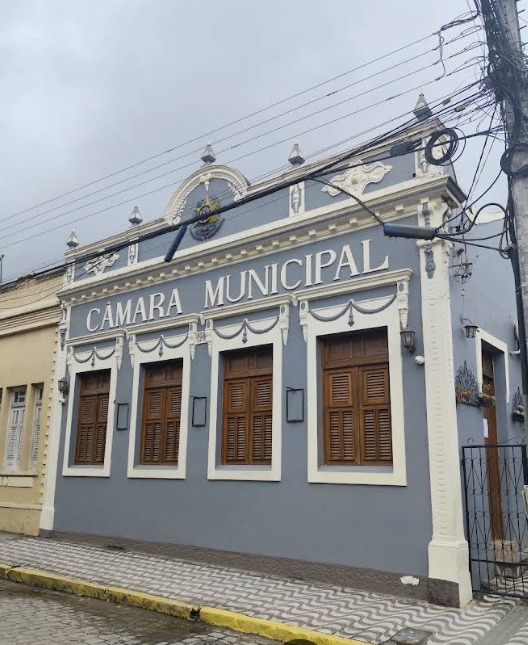 Sem servidores efetivos, TCE cobra realização de concurso na Câmara de Areia