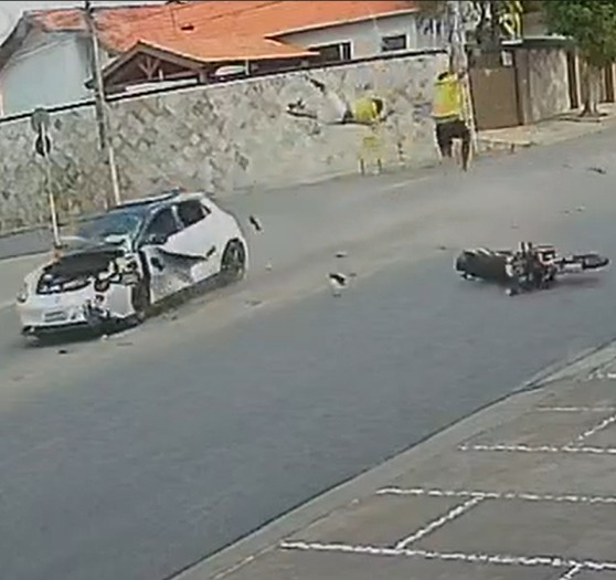 VÍDEO: Acidente entre carro e moto deixa dois feridos graves após carreata de Efraim em Campina Grande