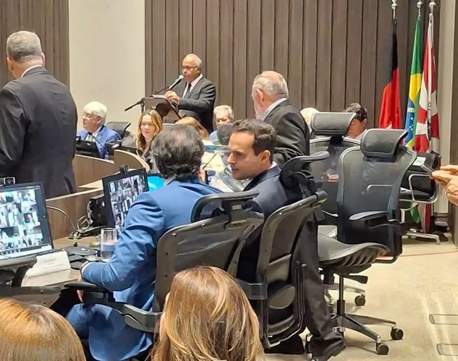 Lucas Ribeiro e Leo Bezerra lado a lado: solenidade do TJPB abre espaço para aproximação institucional