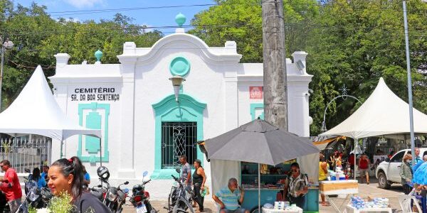 Emoção e fé marcam homenagens nos cemitérios de João Pessoa neste Dia de Finados