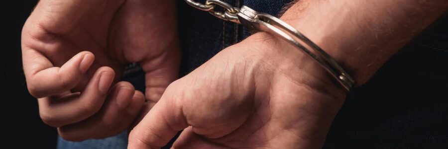 Tenente da PM suspeito de chacina na Paraíba é preso ao voltar dos EUA e passa por audiência